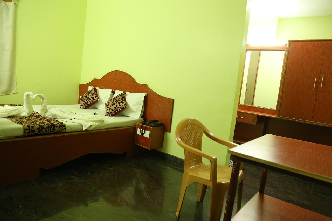Hotel Vijay Поллачи Экстерьер фото